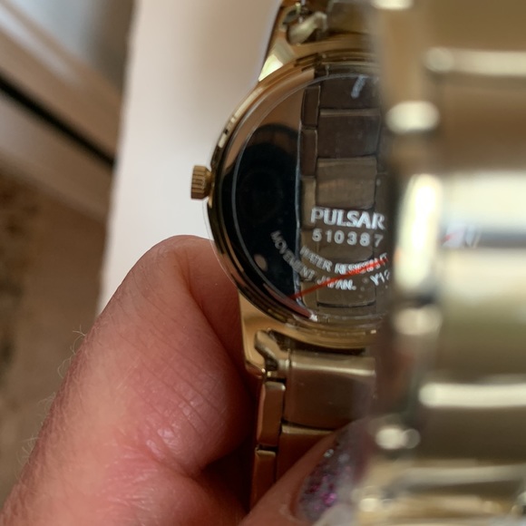 NWT Pulsar Gold Tone Watch with Mother of Pearl Face - Picture 8 of 10